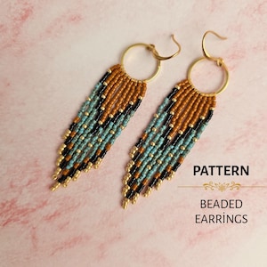 Op de afbeelding: Een paar kralen oorbellen met goudkleurige ringen en franjes. De franjes hebben een patroon van bruine, zwarte, turquoise en gouden kralen. De tekst "PATTERN" en "BEADED EARRINGS" is afgebeeld.