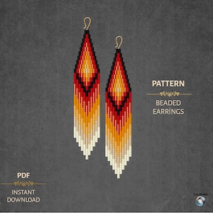 Peut inclure: Deux boucles d'oreilles perlées avec un motif géométrique dans les tons de rouge, orange, jaune, noir et blanc. Les boucles d'oreilles ont un long design à franges et des crochets dorés. L'image comprend le texte "PATTERN" et "BEADED EARRINGS".