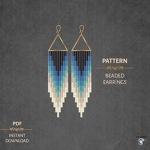 以下が含まれることがあります： 幾何学模様のビーズイヤリングのパターン。イヤリングは、黒、青、白の配色で、金色の三角形のトップが特徴です。「PATTERN」と「BEADED EARRINGS」の文字が表示されています。