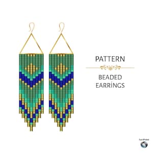 Peut inclure: Une paire de boucles d'oreilles perlées avec un motif géométrique vert, bleu et doré. Les boucles d'oreilles ont des attaches triangulaires dorées. Le texte "PATTERN BEADED EARRINGS" est visible.