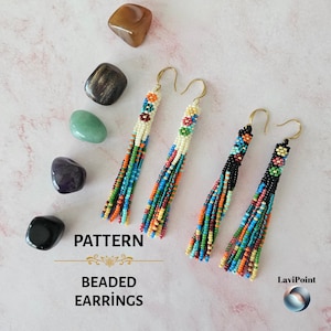 Könnte beinhalten: Gemusterte Perlenohrringe mit farbenfrohen Perlenquasten und goldfarbenen Haken. Die Ohrringe haben ein Blumenmuster an der Oberseite und werden mit polierten Steinen präsentiert. Der Text "Pattern Beaded Earrings" ist sichtbar.