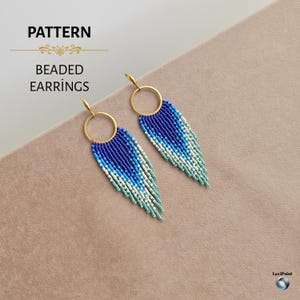 Op de afbeelding: Gouden oorringen met een kralen, gefranjerd ontwerp. De oorbellen hebben een verloop van blauwe, witte en turquoise kralen, waardoor een gevederd effect ontstaat. De tekst "PATTERN" en "BEADED EARRINGS" is zichtbaar.