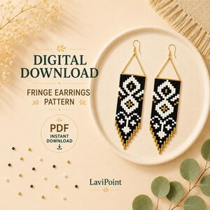 Pode incluir: Download digital de um padrão de brincos de franja. A imagem mostra dois brincos de contas com um design geométrico preto, branco e dourado. Os brincos estão em um prato bege com um gancho dourado. O texto na imagem diz "Digital Download Fringe Earrings Pattern PDF Instant Download".