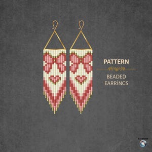 Könnte beinhalten: Ein Paar Perlenohrringe mit einem rosa Schleifen- und Herzmuster. Die Ohrringe sind aus kleinen Perlen in Rosa, Creme und Rot gefertigt, mit goldfarbenen Ohrhaken. Der Text "PATTERN" und "BEADED EARRINGS" ist sichtbar.