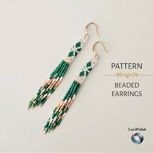 Pode incluir: Brincos longos pendentes feitos de pequenas contas de vidro em tons de verde floresta, branco e ouro metálico. Os brincos apresentam um padrão floral geométrico e franjas. O texto à direita diz PATTERN BEADED EARRINGS e LaviPoint.