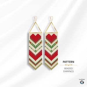 Op de afbeelding: Een paar kralen oorbellen met een rood hartontwerp aan de bovenkant, gevolgd door een chevronpatroon in rood, groen en crème. De oorbellen hebben goudkleurige driehoekige haken. De tekst "PATTERN" en "BEADED EARRINGS" is zichtbaar.