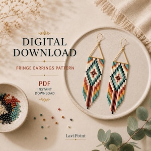 Könnte beinhalten: Digitaler Download eines Fransen-Ohrring-Musters. Das Bild zeigt zwei Perlenohrringe mit einem geometrischen Design in Türkis, Rot, Orange und Weiß. Die Ohrringe werden auf einem Teller mit einer kleinen Schüssel mit Perlen präsentiert.