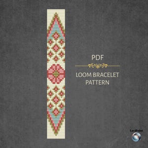 Pode incluir: Um padrão de pulseira de tear PDF com um design floral. O padrão apresenta uma flor rosa central, rodeada por formas geométricas em rosa, verde e azul sobre um fundo creme. O texto "PDF" e "LOOM BRACELET PATTERN" também são visíveis.