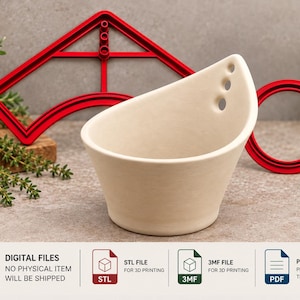 Könnte beinhalten: Eine beige Keramikschale mit schrägem Rand und drei kleinen kreisförmigen Löchern an einer Seite. Dahinter befinden sich zwei rote 3D-Druckformen aus Kunststoff, eine bogenförmig und eine kreisförmig. Text unten weist auf digitale Dateien hin.