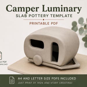 Könnte beinhalten: Eine hellgraue Keramik-Wohnwagen-Leuchte als Plattenkeramik-Vorlage. Der Text lautet Camper Luminary SLAB POTTERY TEMPLATE PRINTABLE PDF, PDF PRINTABLE PDF DIGITAL DOWNLOAD, und A4 AND LETTER SIZE PDFS INCLUDED JUST PRINT AT 100% AND START CREATING!