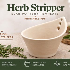 Op de afbeelding: Een beige keramische kom voor het strippen van kruiden met drie ronde gaten aan één kant. De tekst luidt: Herb Stripper, Slab Pottery Template, Printable PDF, Make a Beautiful Herb Stripper, Printable PDF Template, Print at 100% Actual Size, Easy Slab Project.