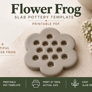 Może przedstawiać: Jasnoszary, ceramiczny uchwyt na kwiaty w kształcie kwiatka z wieloma okrągłymi otworami na łodygi. Obraz zawiera tekst: Flower Frog, SLAB POTTERY TEMPLATE, PRINTABLE PDF, MAKE A BEAUTIFUL FLOWER FROG, PRINTABLE PDF TEMPLATE, PRINT AT 100% ACTUAL SIZE, EASY SLAB PROJECT.