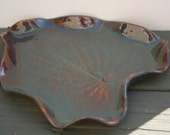 Plaque feuille en grès par Geri Williams