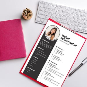 Puede incluir: Un currículum vitae con borde rojo, con una foto de Isabel Schumacher, diseñadora gráfica. El currículum incluye secciones de educación, experiencia y habilidades, junto con un teclado, un bolígrafo y un cuaderno rosa. También hay un objeto decorativo dorado.