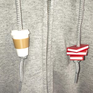 Zestaw String Squad Hoodie Charms – filiżanka do kawy i książki