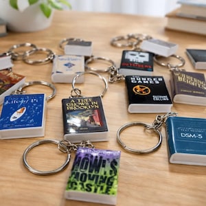Brelok do kluczy z miniaturową książką ANY Book, spersonalizowany prezent dla miłośnika książek