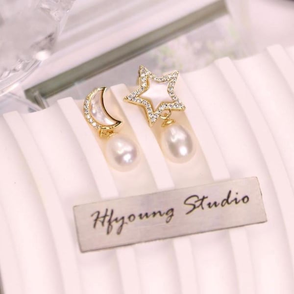 Boucles d'oreilles étoile céleste et perles de lune | Pendantes asymétriques | CZ dorée et véritables perles d'eau douce | Cadeau unique pour elle