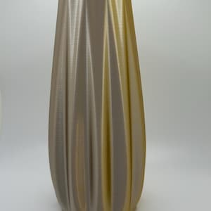 Smooth Ribbed Vase – Timeless Elegance for Your Home