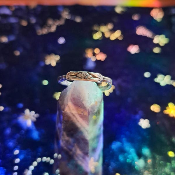 Gehämmertes Sterling Silber Band mit Vergissmeinnicht Motiv – Handgefertigter zierlicher Stapelring, Minimalistischer Schmuck für jeden Tag