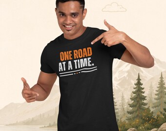 One Road At A Time Shirt, Road Trip T-Shirt, Abenteuer-Liebhaber-Geschenk, Fernweh-T-Shirt, Reise-Liebhaber-Kleidung, Camper-Leben