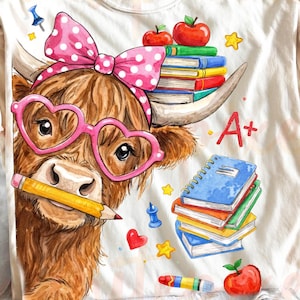 Pu&ograve; includere: T-shirt color crema con un cartone animato di una mucca delle Highlands con occhiali rosa a forma di cuore e un fiocco a pois. La mucca tiene una matita, circondata da libri, mele e la scritta "A+".