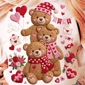 Könnte beinhalten: Weißes Sweatshirt mit gestickten Teddybären, die Hüte und Schals tragen, umgeben von Herzen, Luftballons und floralen Akzenten. Das Wort "LOVE" ist auf einem Banner zu sehen. Ein Design zum Valentinstag.