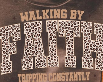 Walking by Faith PNG, Sublimation de citation de foi d'impression de léopard, dicton drôle chrétien PNG, PNG religieux d'inspiration