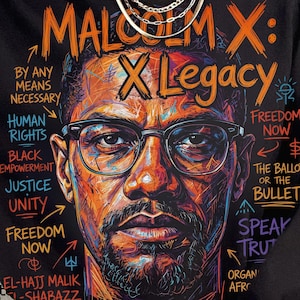 Puede incluir: Sudadera negra con un retrato colorido de Malcolm X y el texto "Malcolm X: X Legacy". El diseño también incluye frases como "Derechos Humanos" y "Libertad Ahora".