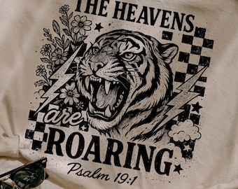 Tigre ruggente PNG, sublimazione cristiana con fulmini e fiori, i cieli ruggiscono Salmo 19:1 design per maglietta, download digitale