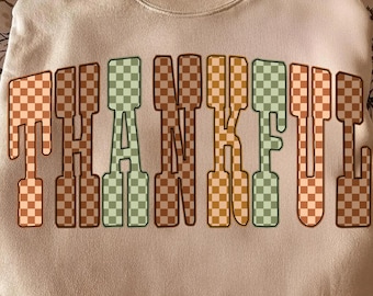 PNG de agradecimiento, letras de Acción de Gracias a cuadros por sublimación, PNG de agradecimiento retro de otoño, diseño de camiseta acogedora de otoño, PNG de gratitud adorable
