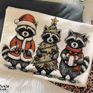 Jultvättbjörnar PNG, söt skogstvättbjörnstrio sublimering, julgranspresent julskjorta design, vintage handritade juldjur