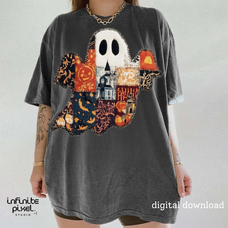 Puede incluir: Camiseta gris oscuro con un dise&ntilde;o de fantasma de patchwork con patrones de Halloween. El fantasma tiene una cara blanca con ojos negros y est&aacute; rodeado de parches naranjas, azules y negros. Las palabras "digital download" son visibles.