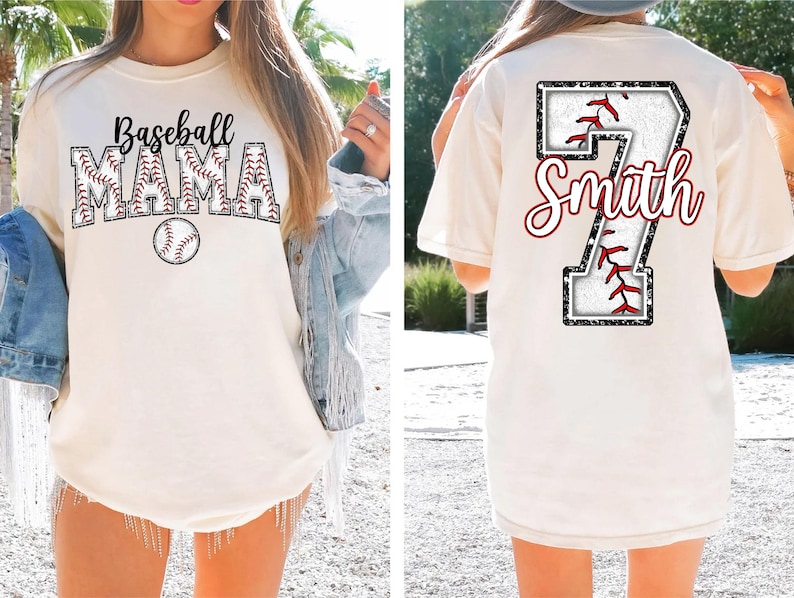Pu&ograve; includere: Maglietta bianca con un design a tema baseball. La parte anteriore della maglietta dice "Baseball Mama" con una grafica di una palla da baseball. La parte posteriore della maglietta ha un grande numero 7 con un design a tema baseball e il nome "Smith".