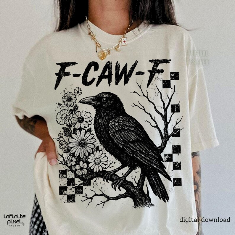 Puede incluir: Camiseta color crema con un cuervo negro posado en una rama con flores. El dise&ntilde;o incluye el texto "F-CAW-F" en negrita. El gr&aacute;fico tiene una est&eacute;tica vintage y g&oacute;tica, con las palabras "digital download" en la parte inferior.