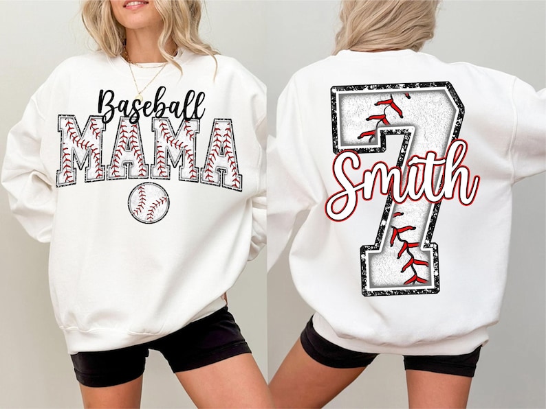 Pu&ograve; includere: Felpa bianca con un design a tema baseball. La parte anteriore presenta il testo "Baseball Mama" con una grafica di baseball. La parte posteriore presenta un grande numero "7" con il testo "Smith" e una grafica di baseball.