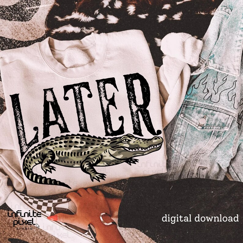 Peut inclure: Sweat-shirt cr&egrave;me avec le mot "LATER" en grosses lettres noires et une illustration d'alligator. Le sweat-shirt fait partie d'une tenue d&eacute;contract&eacute;e, avec une veste en jean et des chaussures &agrave; carreaux.