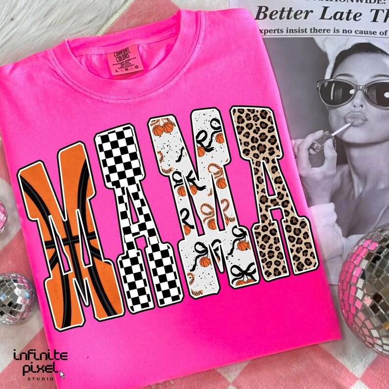 Puede incluir: Una sudadera rosa brillante Comfort Colors con la palabra "MAMA" en letras grandes y audaces. La "M" es naranja con un dise&ntilde;o de baloncesto, la primera "A" es un patr&oacute;n de tablero de ajedrez en blanco y negro, la segunda "M" es blanca con balones de baloncesto y la &uacute;ltima "A" es estampado de leopardo.