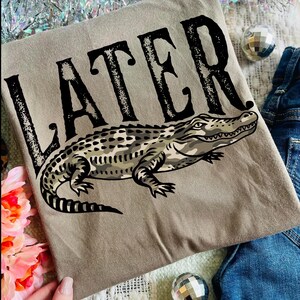 Plus tard Alligator PNG, Design de t-shirt graphique Gator rétro, Sublimation de dicton du Sud drôle, chemise en alligator de Style vintage téléchargement image 3