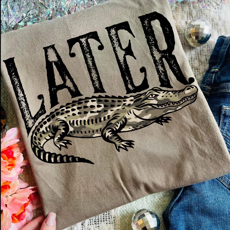 Plus tard Alligator PNG, Design de t-shirt graphique Gator rétro, Sublimation de dicton du Sud drôle, chemise en alligator de Style vintage téléchargement image 3