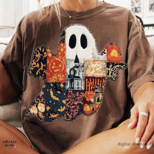 Puede incluir: Camiseta marr&oacute;n con un dise&ntilde;o de fantasma de patchwork. El fantasma es blanco con ojos ovalados negros y est&aacute; hecho de varios parches de tela con patrones tem&aacute;ticos de Halloween. La camiseta tiene el texto "digital download".