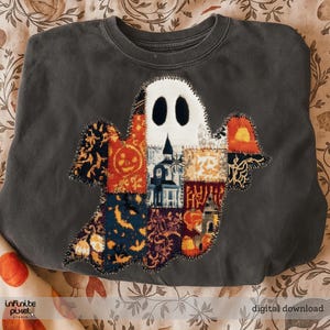 Puede incluir: Sudadera gris oscuro con un dise&ntilde;o de fantasma de patchwork. El fantasma es blanco con ojos y boca negros, y su cuerpo est&aacute; hecho de varios cuadrados de tela estampada en naranja, azul marino y negro. Descarga digital.