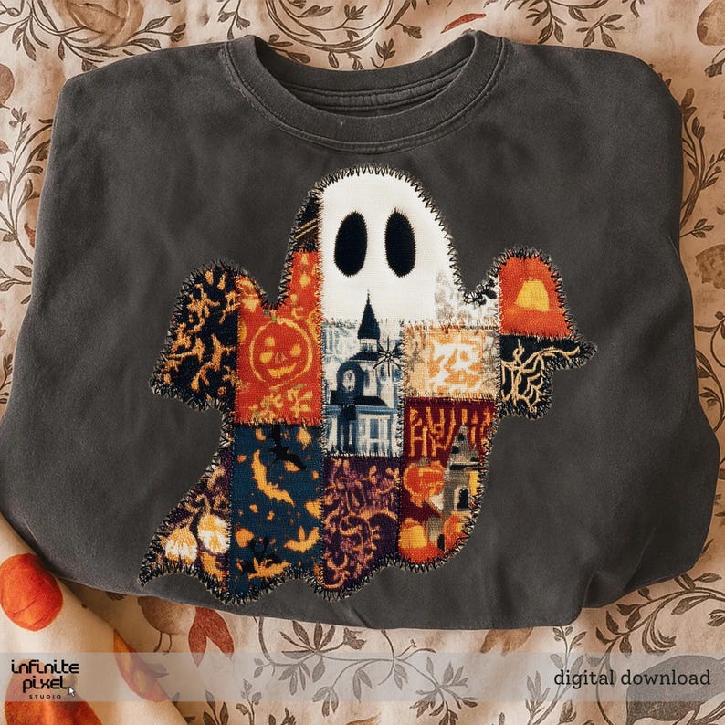 Puede incluir: Sudadera gris oscuro con un dise&ntilde;o de fantasma de patchwork. El fantasma es blanco con ojos y boca negros, y su cuerpo est&aacute; hecho de varios cuadrados de tela estampada en naranja, azul marino y negro. Descarga digital.