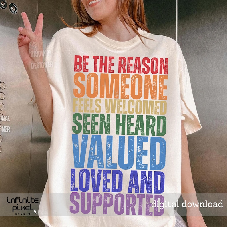 Puede incluir: Camiseta color crema con el texto "BE THE REASON SOMEONE FEELS WELCOMED SEEN HEARD VALUED LOVED AND SUPPORTED" en colores del arco&iacute;ris. La camiseta tiene un corte holgado y mangas cortas. Tambi&eacute;n se ven las palabras "digital download".