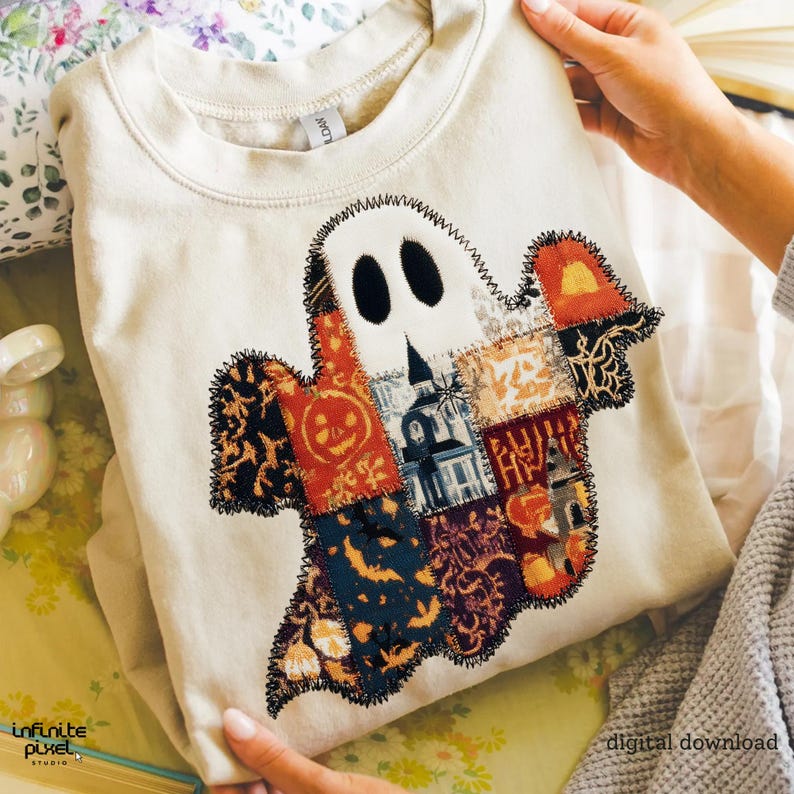 Puede incluir: Una sudadera de color crema con un dise&ntilde;o de fantasma de patchwork. El fantasma est&aacute; hecho de varios parches de tela en naranja, negro y azul, con una cara blanca y ojos negros. El dise&ntilde;o tiene un contorno cosido, perfecto para Halloween.