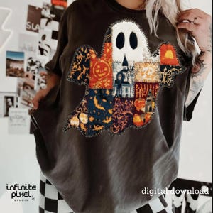 Puede incluir: Camiseta gris oscuro con un dise&ntilde;o de fantasma de patchwork con patrones de Halloween. El fantasma tiene una cara blanca con ojos ovalados negros. El patchwork incluye calabazas, casas encantadas y murci&eacute;lagos. Las palabras "digital download" son visibles.