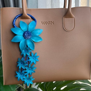Dije de flor de cuero azul para bolso - Llavero floral hecho a mano para bolsos y carteras, llavero de cuero genuino, una linda idea de regalo