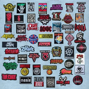 Può includere: Una collezione di toppe in tessuto ricamato con vari loghi di band e disegni grafici in diverse forme, colori e dimensioni. Le toppe includono nomi come Volbeat, Misfits, Black Sabbath, Iron Maiden, Nirvana e molti altri.