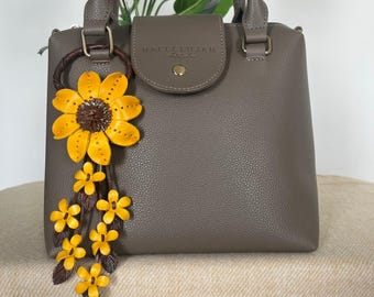 Llavero de cuero con flores hecho a mano: Charm floral para bolso