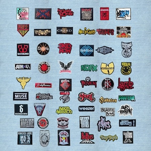 Puede incluir: Una colección de parches de tela bordados rectangulares, circulares y con formas, que presentan varios logotipos de bandas, nombres de grupos musicales y diseños gráficos en diversos colores, dispuestos en una cuadrícula sobre un fondo de mezclilla azul claro.