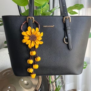 Llavero de cuero con flores para bolso y cartera - Abalorio floral hecho a mano - Bonito llavero de cuero amarillo - Idea de regalo única
